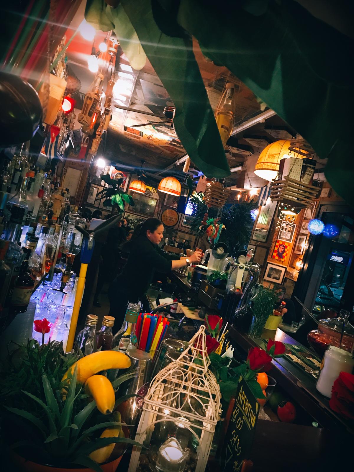 Bancone della Bodeguita con mojito in preparazione