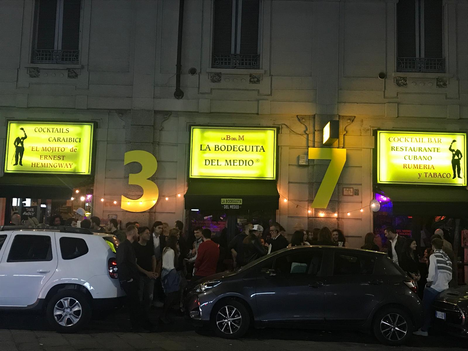 Ingresso notturno della Bodeguita in Viale Col di Lana