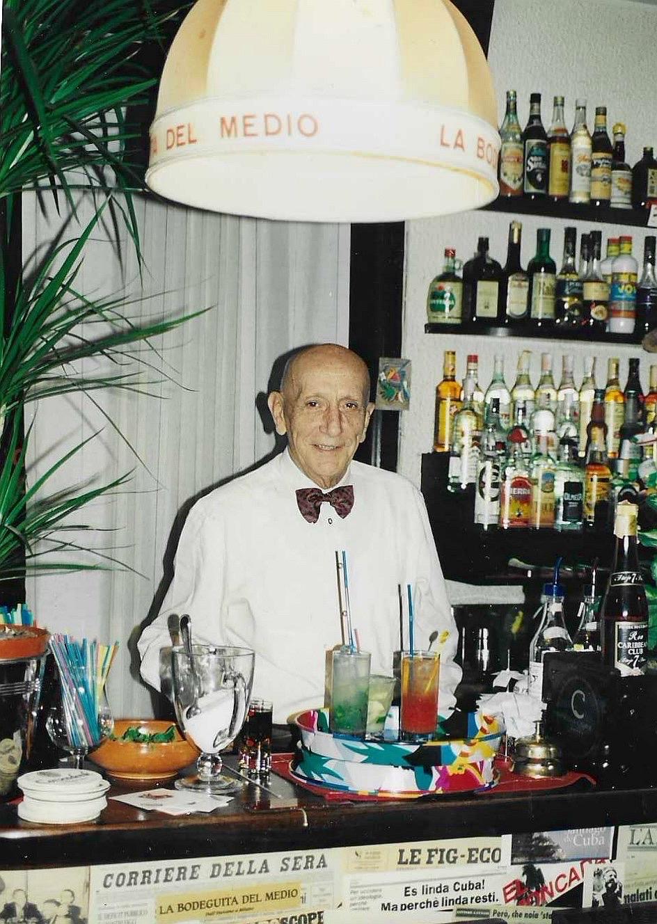 Gualtiero Menoni in uno dei tavoli storici del locale