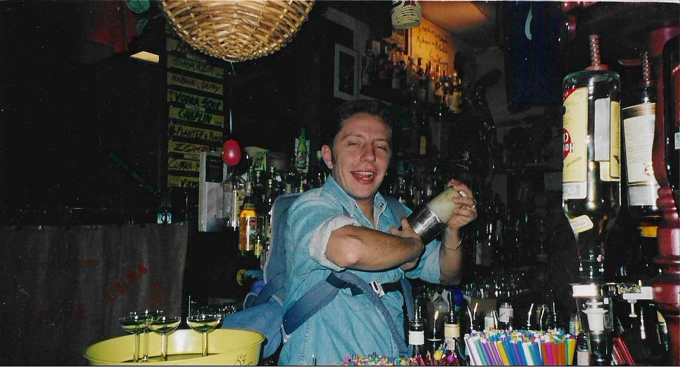 Preparazione di cocktail storici dietro il bancone della Bodeguita