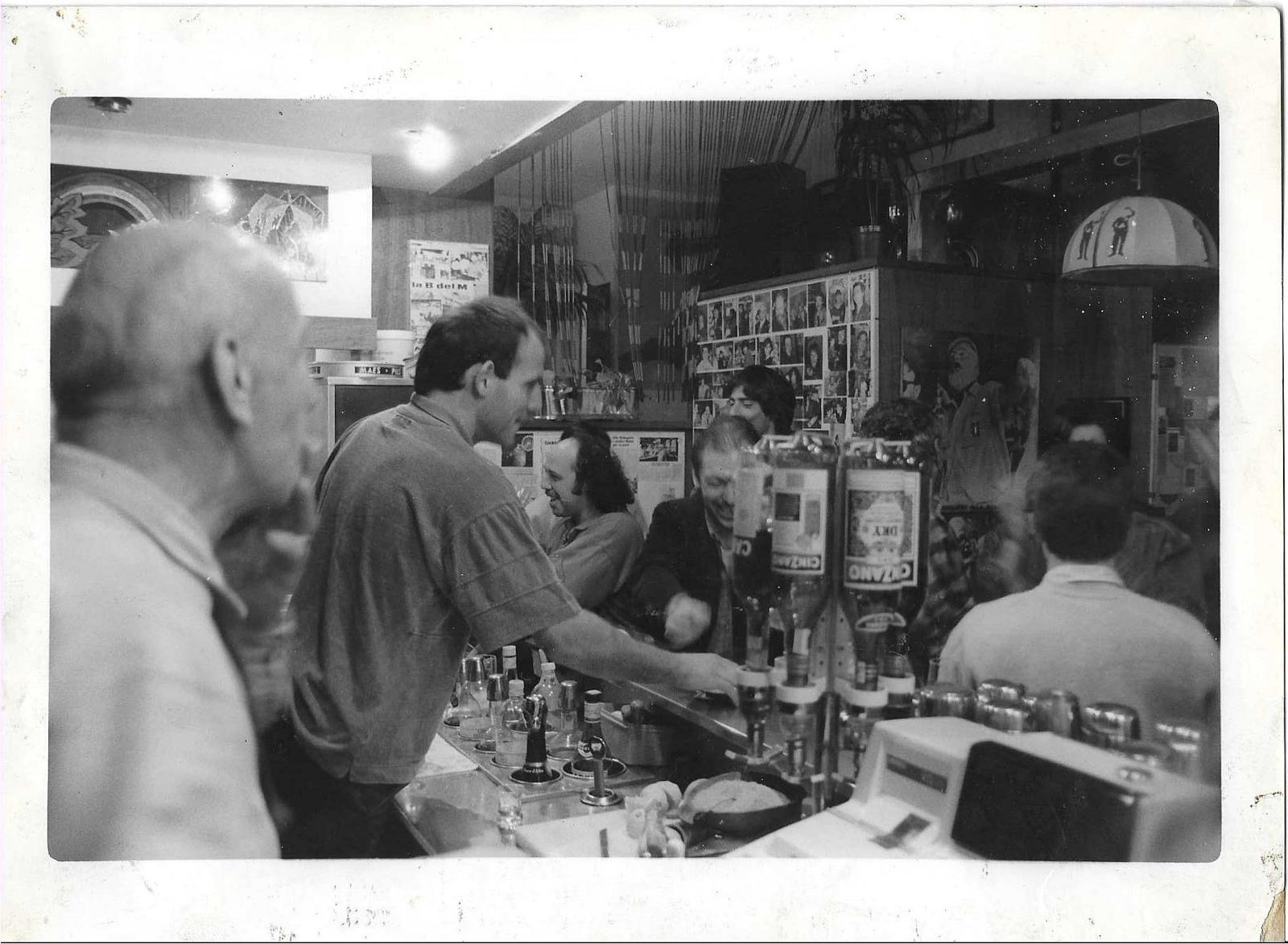Scena storica al bancone della Bodeguita