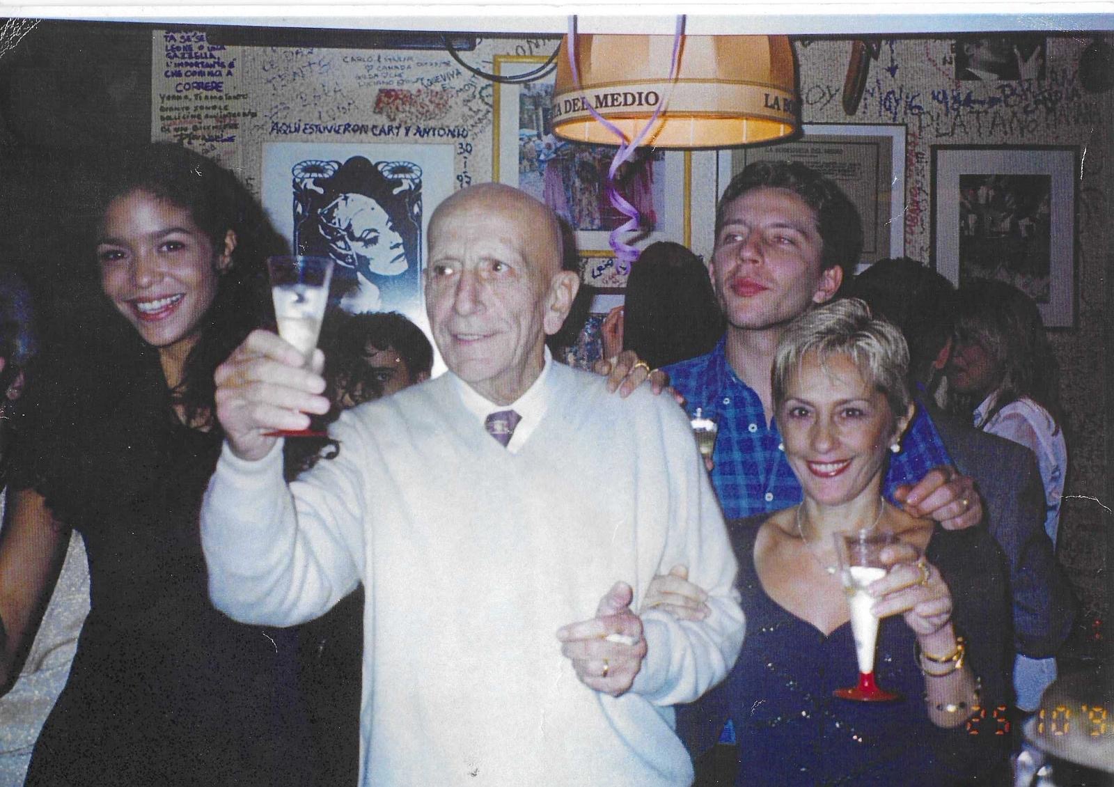 Gualtiero Menoni durante un brindisi storico nel locale